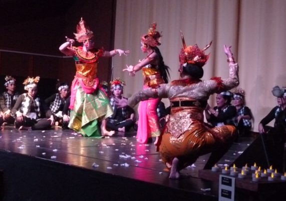 Danseuses indonésiennes spectacle Kecak balinais Sekar Jagat Indonesia SJI