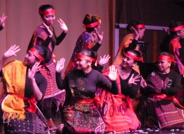 Danseuses Piring indonésiennes Association Sekar Jagat Indonesia SJI PARIS