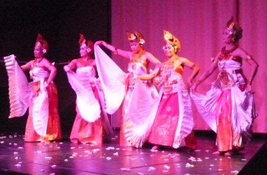 Danseuses Cendrawasih Association Balinaise spectacle Sekar Jagat Indonesia SJI Paris